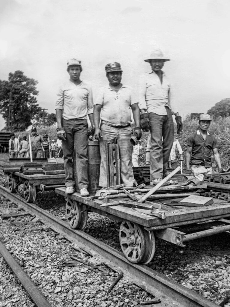 En los armones se podían transportar herramientas ligeras. Los materiales pesados eran transportados en remolques y armones, excepto en casos de emergencia en que estos podían hacerse en los autoarmones. Las herramientas se acomodaban en los vehículos de manera que durante la marcha no se cayeran. Ca. 1970.