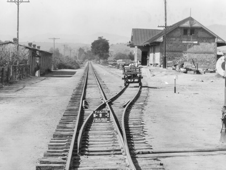 Punto de fuga y autoarmón en escape del km 9 en la estación de Naucalpan, Estado de México, Línea “N”, México a Apatzingán, 1927