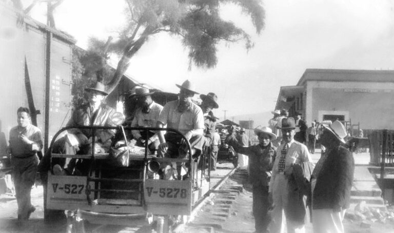 Trabajo de inspección en auto-armón V-5278 en la estación de Tehuacán de la División Oaxaca, ca. 1955.