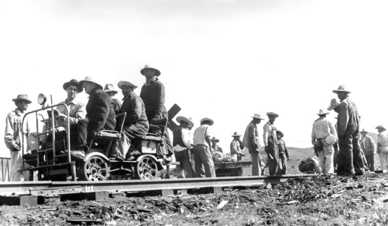 Todo autoarmón debía estar marcado numéricamente para poder ser identificado y estaba provisto de equipos de señales que incluían dos banderas rojas, una lámpara con luz blanca, dos lámparas con luz roja, seis luces de bengala, doce petardos y un porta señales. Ca. 1960.