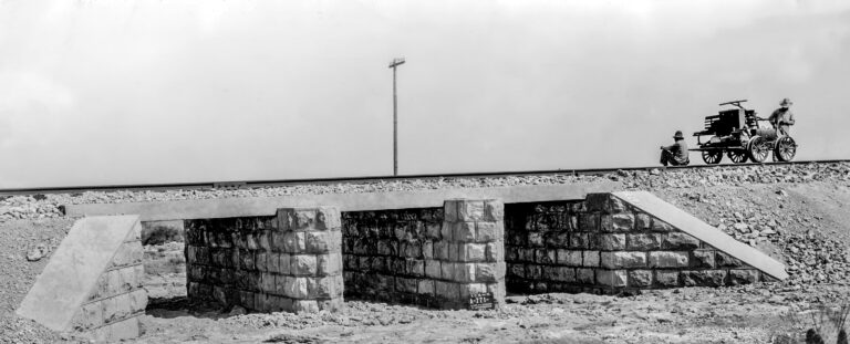 Motorista de la Comisión de Avalúos e Inventarios, a la espera de la toma fotográfica, Línea “A” de México a Ciudad Juárez, km 771, cerca de Fresnillo Zacatecas, 1927