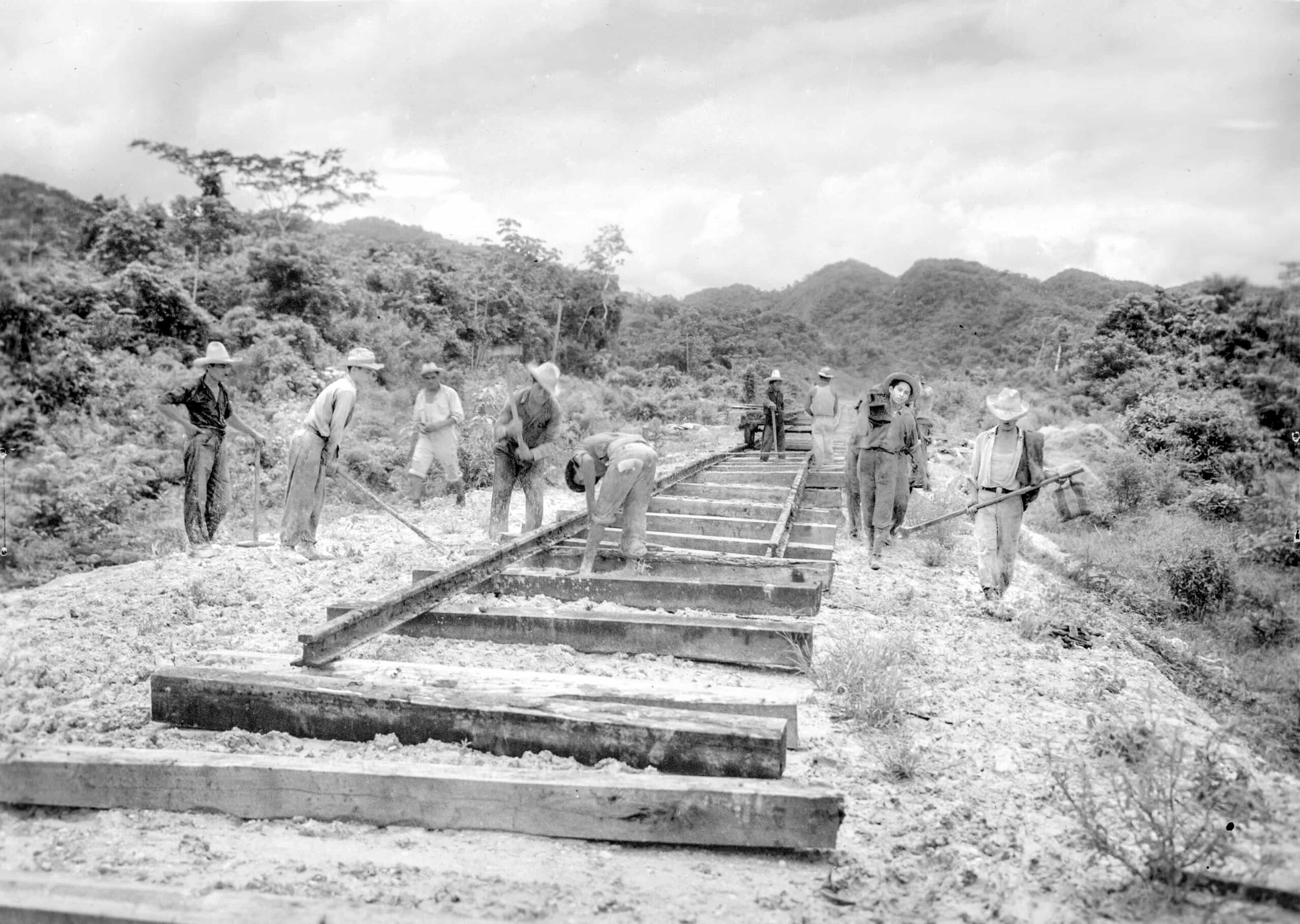Tendido de vía en el km 335 entre río Usumacinta y río Polevá