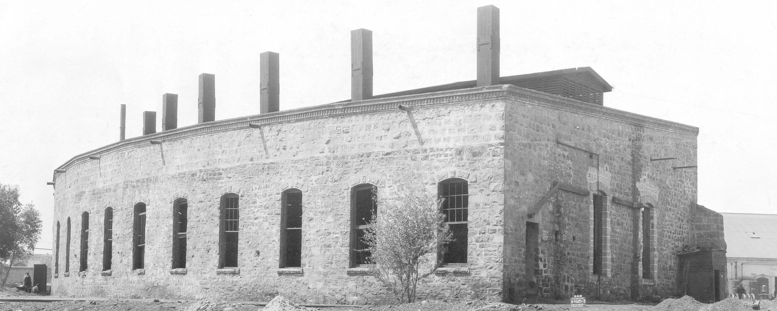 Parte sur y posterior de la casa redonda en los talleres de Chihuahua, Chihuahua, 1928.
